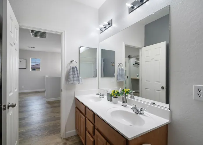 Westgate Retreat, Family & Pet-friendly 4br Glendale